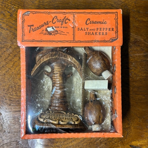 Vintage Treasure Craft souvenir Palm Springs palm tree salt and pepper shakers - Picture 2 of 8